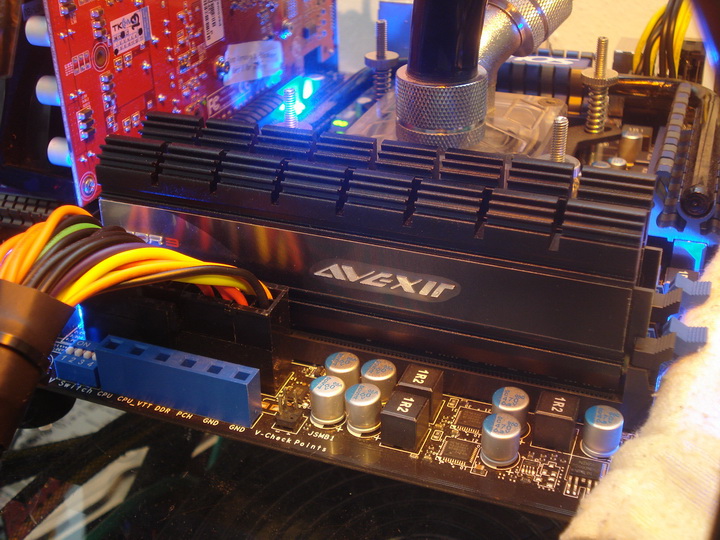 dsc09733 resize AVEXIR Blitz Gaming Series DDR3 2,000 MHz