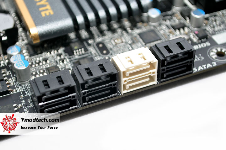 dsc 0135 GIGABYTE P67A UD7 Motherboard Review