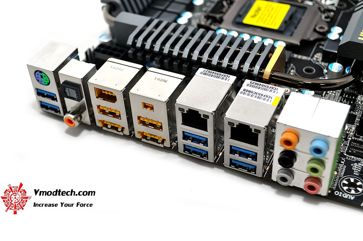 dsc 0140 GIGABYTE P67A UD7 Motherboard Review