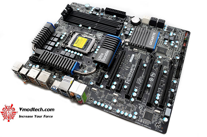 dsc 0004 GIGABYTE P67A UD5 Motherboard Review