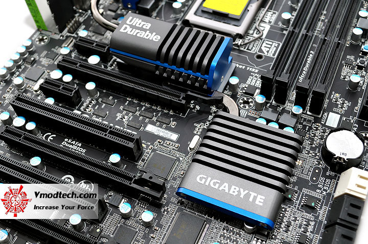 dsc 0011 GIGABYTE P67A UD5 Motherboard Review