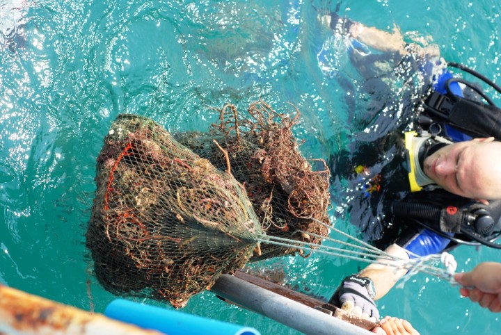 cleaning cleaning 720x482 โซนี่ไทยร่วมอนุรักษ์ฟื้นฟูท้องทะเลไทย สนับสนุนโครงการ Our Underwater World – Make it clean ครั้งที่ 1