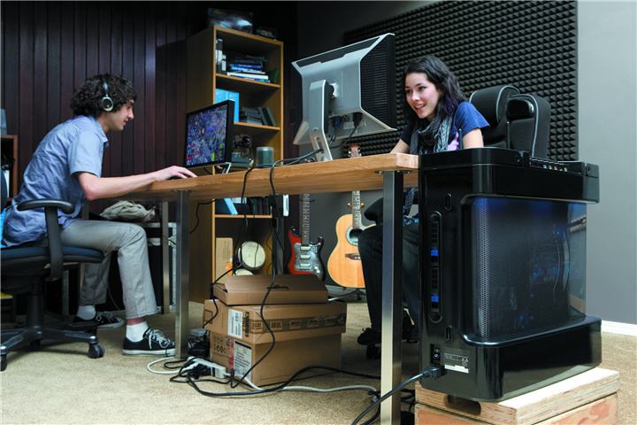 gamer girl blur guy 8450 บทความเรื่อง : สิ่งควรรู้ในการเลือกซื้อคอมพิวเตอร์ (เลือกคอมพิวเตอร์อย่างไรให้ตรงกับการใช้งานมากที่สุด)