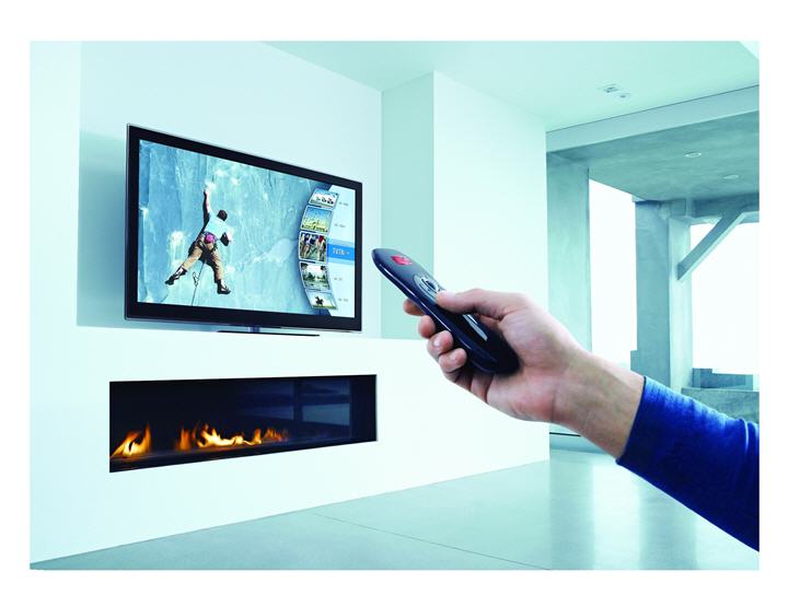 hand with remote ce hr บทความเรื่อง : สิ่งควรรู้ในการเลือกซื้อคอมพิวเตอร์ (เลือกคอมพิวเตอร์อย่างไรให้ตรงกับการใช้งานมากที่สุด)