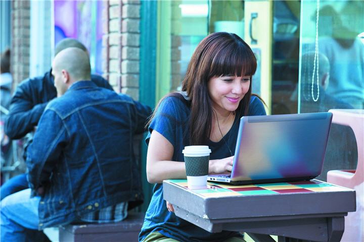 woman cafe table 7373 บทความเรื่อง : สิ่งควรรู้ในการเลือกซื้อคอมพิวเตอร์ (เลือกคอมพิวเตอร์อย่างไรให้ตรงกับการใช้งานมากที่สุด)