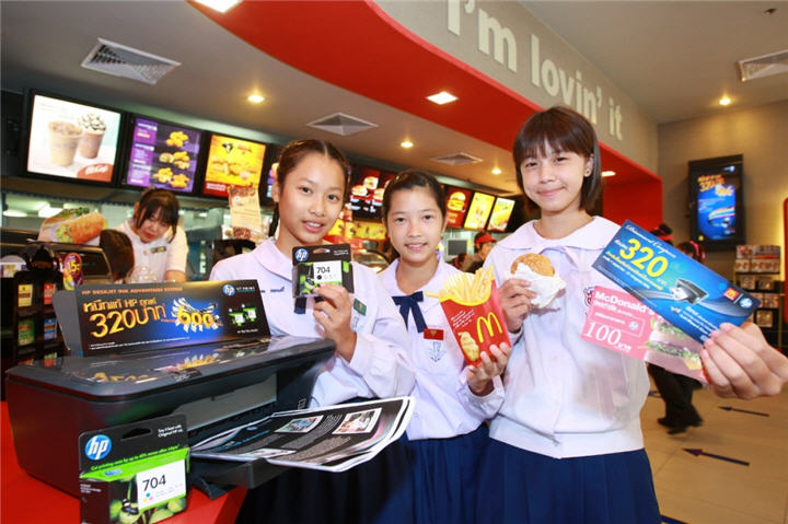 students_1 students 1 เอชพีจับมือแมคโดนัลด์เขย่าตลาดคอนซูเมอร์ นำเสนอความร่วมมือทางการตลาด ภายใต้แนวคิด “Enjoy with Your School Life”