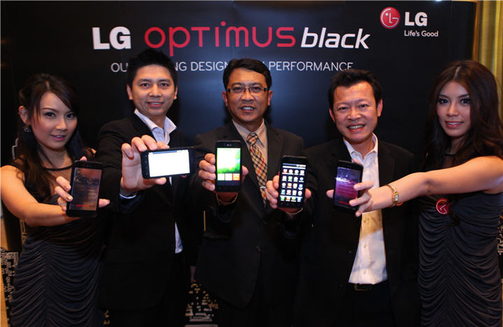 lg-optimus-black-press-launch-1 lg optimus black press launch 1 แอลจี เผยโฉม LG Optimus Black ครั้งแรกของสมาร์ทโฟน กับสุดยอดนวัตกรรมหน้าจอ NOVA ที่สว่างที่สุดในโลก และเบาที่สุดของวงการ