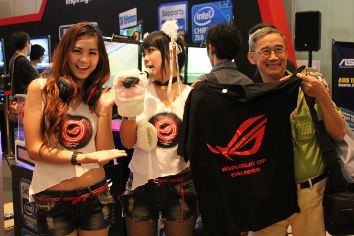giveaway for guest 720x480 เอซุส มอบรางวัลแก่ผู้ชนะการแข่งขันในงาน BIG Festival หรือ Bangkok International Game Festival 2011 