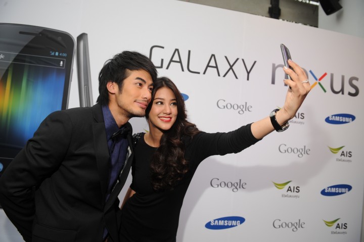 e0b89ae0b8ade0b8a2-e0b89be0b881e0b8a3e0b893e0b98c-e0b981e0b8a5e0b8b0-e0b89ee0b8b4e0b895e0b895e0b989e0b8b2-e0b8a3e0b988e0b8a7e0b8a11 e0b89ae0b8ade0b8a2 e0b89be0b881e0b8a3e0b893e0b98c e0b981e0b8a5e0b8b0 e0b89ee0b8b4e0b895e0b895e0b989e0b8b2 e0b8a3e0b988e0b8a7e0b8a11 720x479 ซัมซุงจับมือกูเกิลเปิดตัวสุดยอดสมาร์ทโฟนที่ทั้งโลกรอคอย ซัมซุง กาแล็คซี่ เน็กซัส สมาร์ทโฟนรุ่นแรกของโลกบนระบบปฏิบัติการแอนดรอยด์ 4.0 ไอศครีม แซนด์วิช พร้อมแพ็คเกจพิเศษจากเอไอเอส