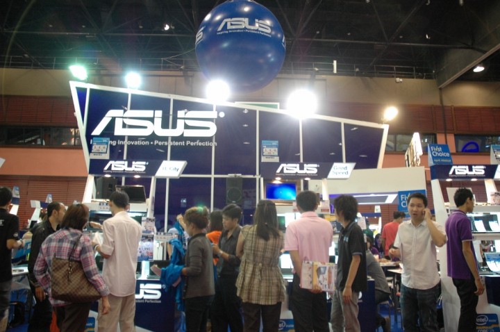 asus commart01 720x478 เอซุส พาเหรดโน้ตบุ๊ก ร่วมงาน คอมมาร์ท เน็กซ์เจน ไทยแลนด์ 2012
