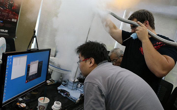 pr-asus-absolute-zero-andre-maintains-a-close-watch-on-the-numbers-as-splav-keeps-the-chill-coming pr asus absolute zero andre maintains a close watch on the numbers as splav keeps the chill coming เอซุส จัดหนัก เชิญนักโอเวอร์คล็อกระดับท็อปคลาสของโลกร่วมทดสอบผลิตภัณฑ์ ROG ในงาน Absolute Zero Power User Gathering