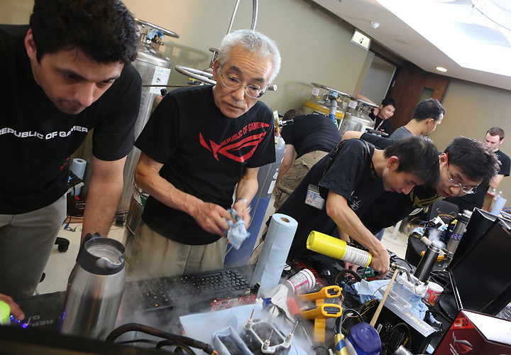 pr-asus-absolute-zero-raj-fredyama-san-shamino-and-andre-hard-at-work pr asus absolute zero raj fredyama san shamino and andre hard at work เอซุส จัดหนัก เชิญนักโอเวอร์คล็อกระดับท็อปคลาสของโลกร่วมทดสอบผลิตภัณฑ์ ROG ในงาน Absolute Zero Power User Gathering