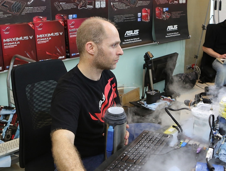 pr-asus-absolute-zero-rsannino-with-his-trademark-overclocking-focus pr asus absolute zero rsannino with his trademark overclocking focus เอซุส จัดหนัก เชิญนักโอเวอร์คล็อกระดับท็อปคลาสของโลกร่วมทดสอบผลิตภัณฑ์ ROG ในงาน Absolute Zero Power User Gathering