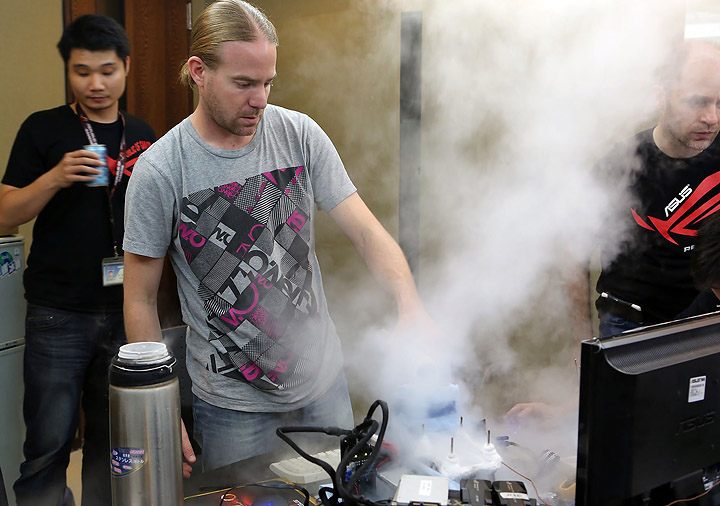 pr-asus-absolute-zero-viss-puts-on-his-dj-stance-right-in-heart-of-the-action pr asus absolute zero viss puts on his dj stance right in heart of the action เอซุส จัดหนัก เชิญนักโอเวอร์คล็อกระดับท็อปคลาสของโลกร่วมทดสอบผลิตภัณฑ์ ROG ในงาน Absolute Zero Power User Gathering