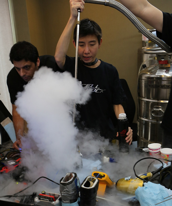 raj-and-shamino-pour-on-the-liquid-helium-a-first-on-any-intel-based-motherboard raj and shamino pour on the liquid helium a first on any intel based motherboard เอซุส จัดหนัก เชิญนักโอเวอร์คล็อกระดับท็อปคลาสของโลกร่วมทดสอบผลิตภัณฑ์ ROG ในงาน Absolute Zero Power User Gathering