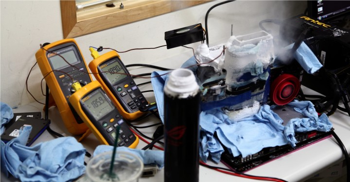 pr-asus-rog-maximus-v-extreme-setup-for-overclocking_resize pr asus rog maximus v extreme setup for overclocking resize 720x376 ทีมงาน ROG ร่วมทุบสถิติโลกในการโอเวอร์คล็อก 2 รายการ กับกิจกรรม ASUS ROG Gathering