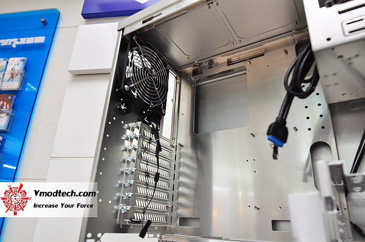 dsc 0180 Lian Li PC 7H All Aluminum Chassis