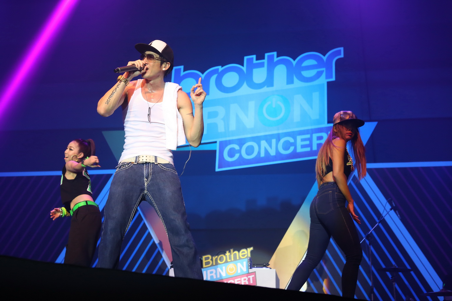 0242_resize 0242 resize บราเดอร์ปลื้มลูกค้าตอบรับร่วมชม Brother TURN ON Concert อย่างคับคั่ง