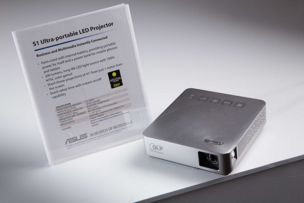 asus_s1_led_projector asus s1 led projector เอซุส เผยโฉมเทคโนโลยีแห่งโลกยุคใหม่ ! ที่ CES เอซุส เปิดตัวผลิตภัณฑ์หลายรุ่น สำหรับตลาดคอนซูเมอร์สำหรับความบันเทิงภายในบ้าน การสร้างคอนเท็นต์, การเล่นเกมส์, และตลาดอุปกรณ์พกพา