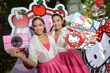 01 01 ธนาคารกสิกรไทย ยกขบวนคาวาอี้บัตรเดบิต “เฮลโล คิตตี้” ฉลองคิตตี้ครบ 40 ปี