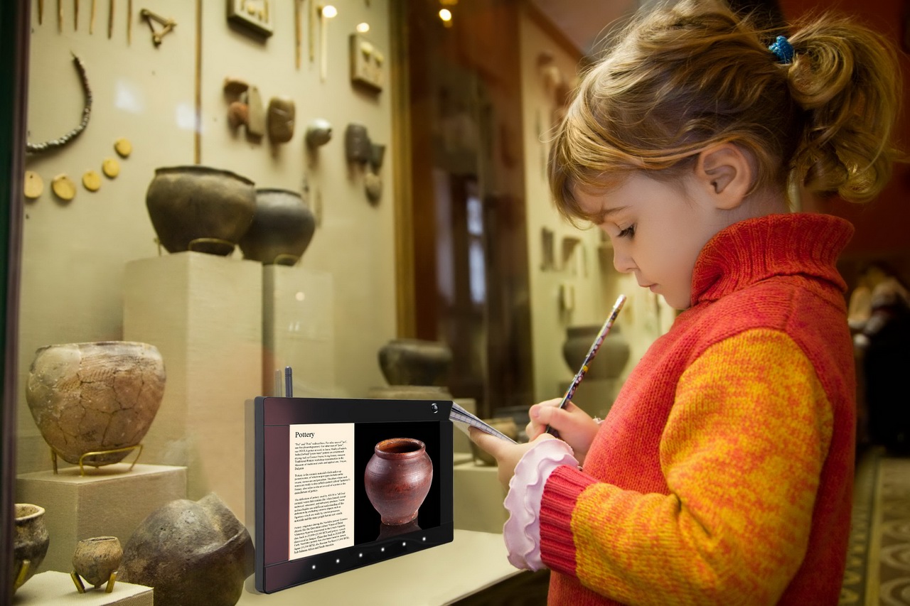 little girl writes to writing-books at excursion in museum ep1031r museum ViewSonic ขยายไลน์ ePoster แบบ Interactive Power over Ethernet (PoE) ขนาด 10 นิ้วเพื่องาน Mini Billboard โดยเฉพาะ