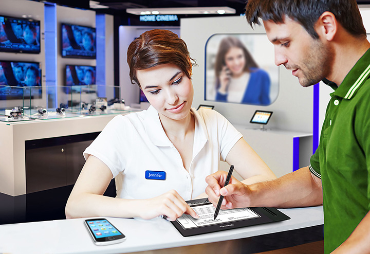 Mann füllt Patientenformular beim Arzt aus 01 วันนี้ ViewSonicจะนำท่านเข้าสู่ยุคของการทำงานแบบไร้เอกสาร(Paperless) ด้วยเทคโนโลยี EMP (Electromagnetic Pen) ในปากกา Resonance Pen