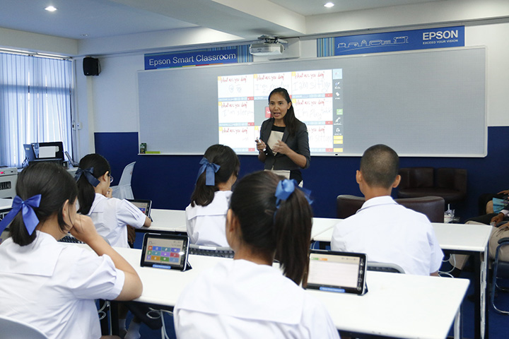 epson-csr_192 epson csr 192 เอปสัน ประเทศไทย ผู้นำตลาดพรินเตอร์และโปรเจ็คเตอร์ของเมืองไทย ฉลองปีพิเศษ ครบรอบ 25 ปี จัดโครงการซีเอสอาร์มอบโซลูชั่น Epson Smart Classroom ให้แก่ 25 โรงเรียนทั่วภูมิภาค มูลค่า รวมกว่า 8 ล้านบาท