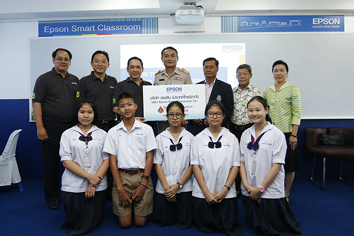 epson-csr_79 epson csr 79 เอปสัน ประเทศไทย ผู้นำตลาดพรินเตอร์และโปรเจ็คเตอร์ของเมืองไทย ฉลองปีพิเศษ ครบรอบ 25 ปี จัดโครงการซีเอสอาร์มอบโซลูชั่น Epson Smart Classroom ให้แก่ 25 โรงเรียนทั่วภูมิภาค มูลค่า รวมกว่า 8 ล้านบาท