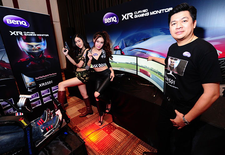 d3s_8710 d3s 8710 BenQ เปิดตัวจอเกมเคริ์ฟตัวเแรกของโลก XR3501 352000R มีความเคริ์ฟมากเป็นพิเศษ และมีอัตราการรีเฟรชที่ความถี่144 Hz ให้คอเกมได้สัมผัสประสบการณ์การเล่นเกมที่ลึกล้ำสมจริง