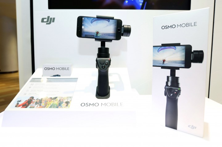 osmo-mobile osmo mobile 720x479 เปิดตัว DJI Osmo Mobile เจาะกลุ่มผู้ใช้มือถือ รับเฟซบุ๊คไลฟ์โตก้าวกระโดด พร้อมฟังก์ชั่นติดตามวัตถุอัตโนมัติ – เพิ่มคุณภาพการถ่าย ไลฟ์ลื่นไหล