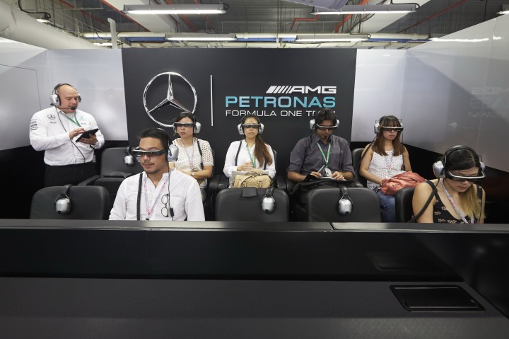 Archivnummer: M40638 epson moverio at mercedes garage1 720x479 EPSON เอปสันรุกวงการรถสูตรหนึ่ง ส่งแว่นตาอัจฉริยะ Moverio เปิดประสบการณ์รับชมเสมือนจริง