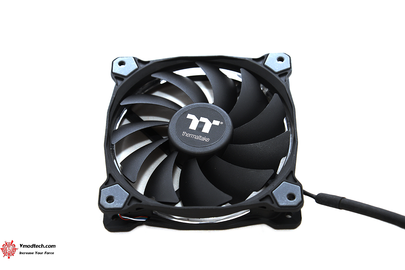dsc 8648 Thermaltake Riing 12 RGB Radiator Fan TT Premium Edition Review