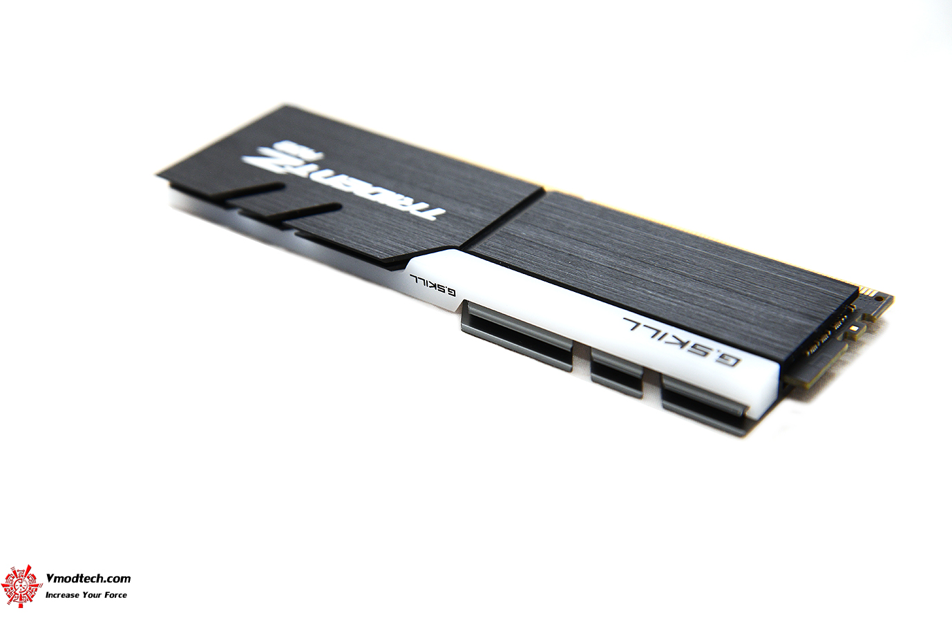 dsc 8100 G.SKILL Trident Z RGB DDR4 3200 (8X2) 16GB REVIEW