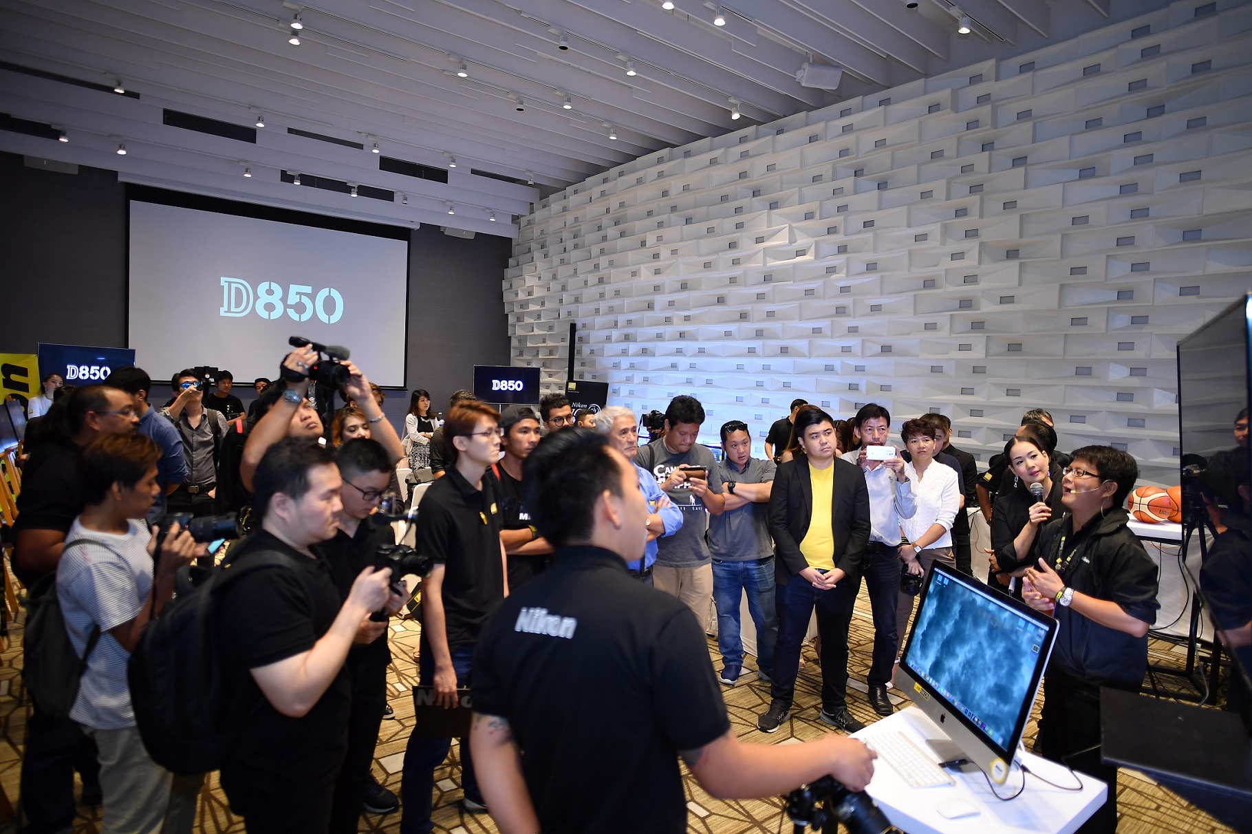 nikon-d50-launch_4 nikon d50 launch 4 นิคอนเปิดตัว ‘D850’ เชิญช่างภาพร่วมสัมผัสและทดลองสุดยอดกล้องฟูลเฟรมรุ่นล่าสุด