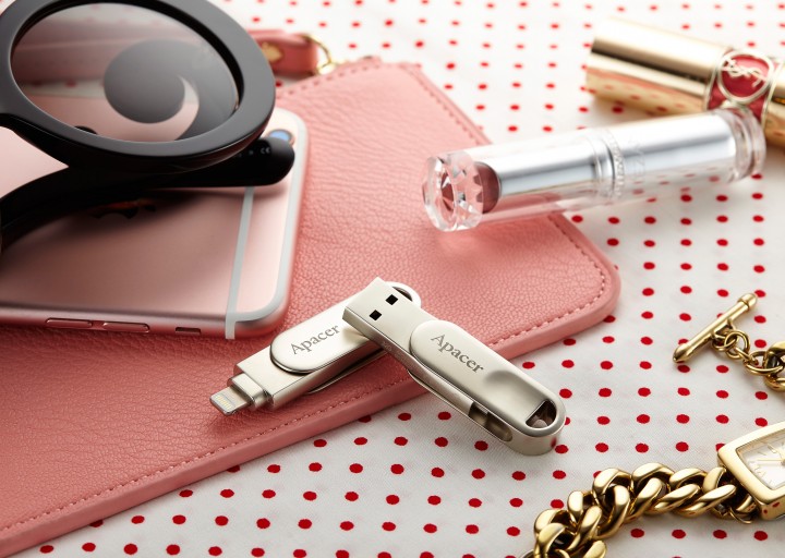 apacer03 04 429 720x512 สองหัวดีกว่าหัวเดียว!! Apacer AH790 แฟลชไดร์ฟ 2 สองมาตรฐาน Lightning และ USB 3.1 สำหรับ iPhone / iPad : ขยายพื้นที่จัดเก็บให้ Apple Devices ง่ายๆ
