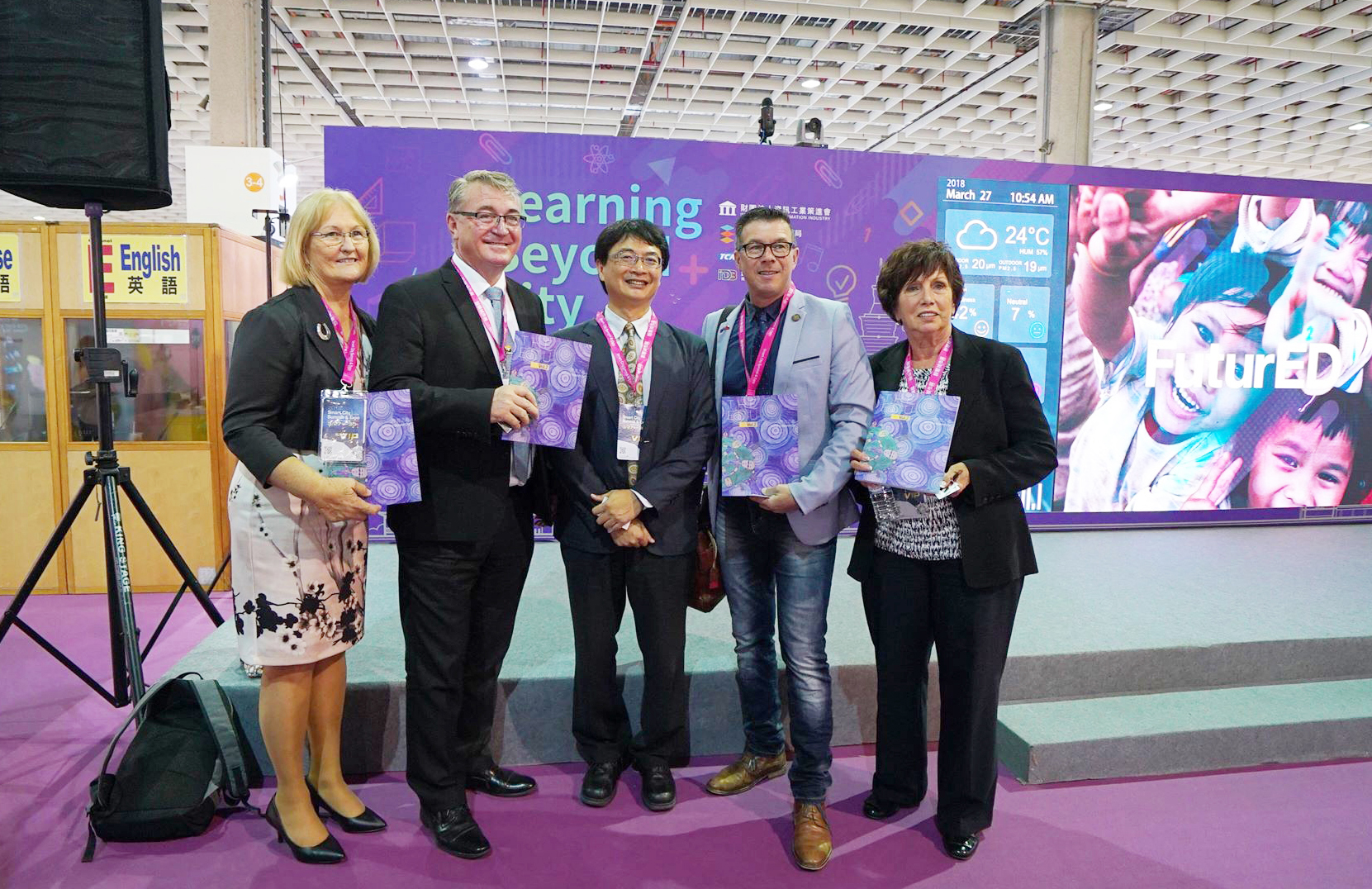 11 11 สถาบันเพื่ออุตสาหกรรมสารสนเทศแห่งประเทศไต้หวัน ได้เชิญผู้เชี่ยวชาญด้านต่างๆเพื่อสร้างเมือง Smart City ขึ้นมาด้วยระบบการศึกษา