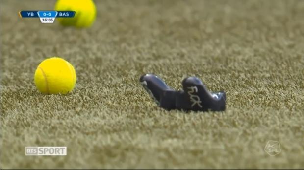 63298 03 football fans protest esports throw controllers field แฟนฟุตบอลลีกสวิตเซอร์แลนด์หลายร้อยคนประท้วง eSports ขว้างจอย PS4 ลงสนามฟุตบอล 