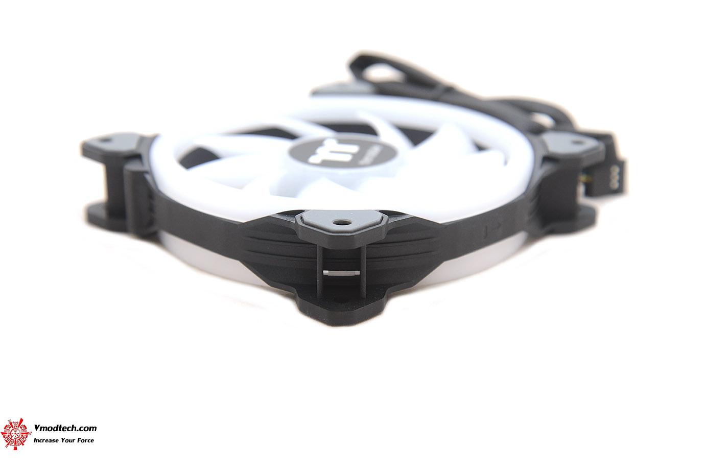 dsc 8135 Riing Trio 12 LED RGB Radiator Fan TT Premium Edition (3 Fan Pack) Review