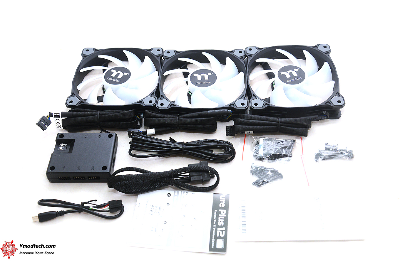 dsc 8804 Thermaltake Pure Plus 12 LED RGB Radiator Fan TT Premium Edition (3 Fan Pack) Review