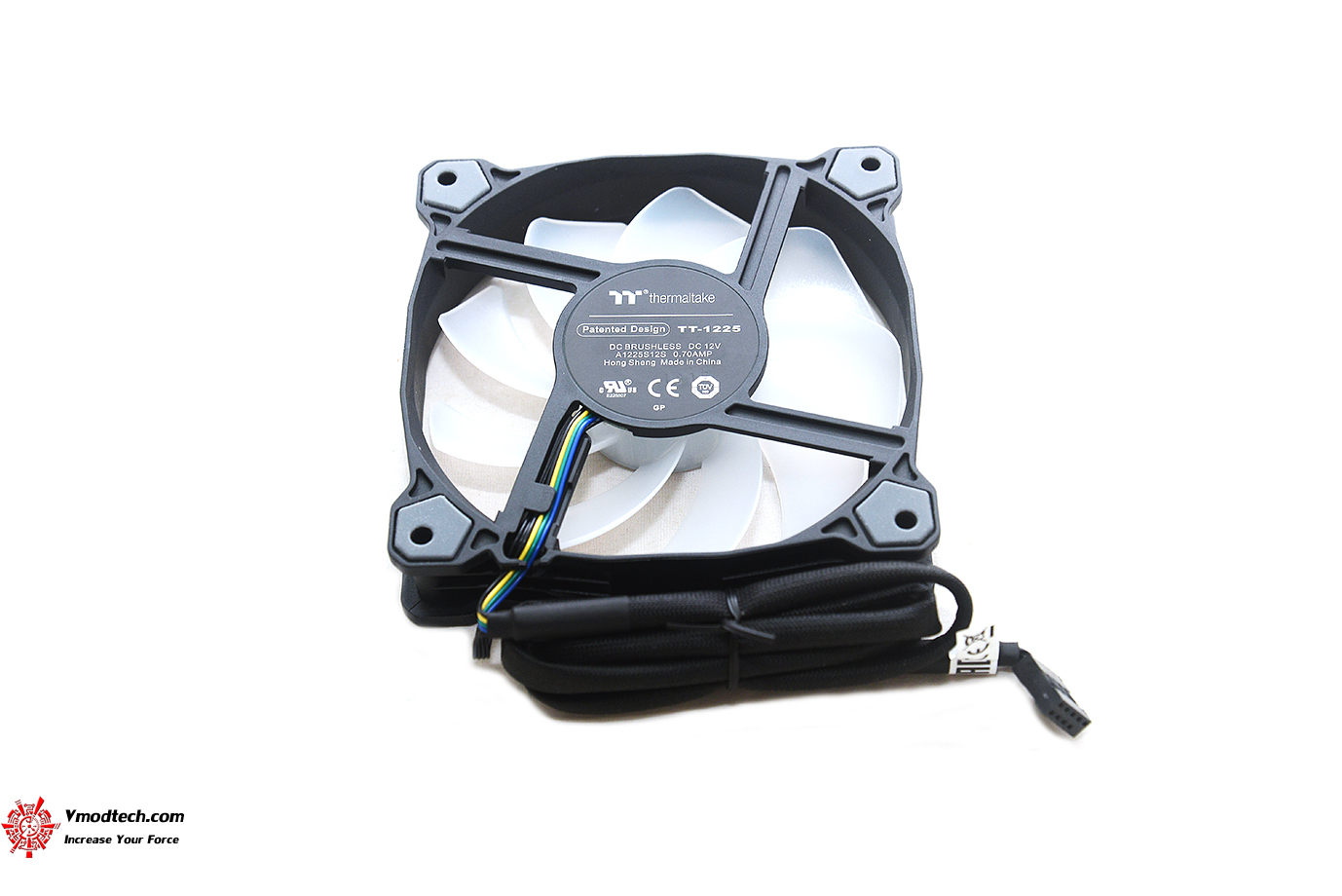 dsc 8822 Thermaltake Pure Plus 12 LED RGB Radiator Fan TT Premium Edition (3 Fan Pack) Review