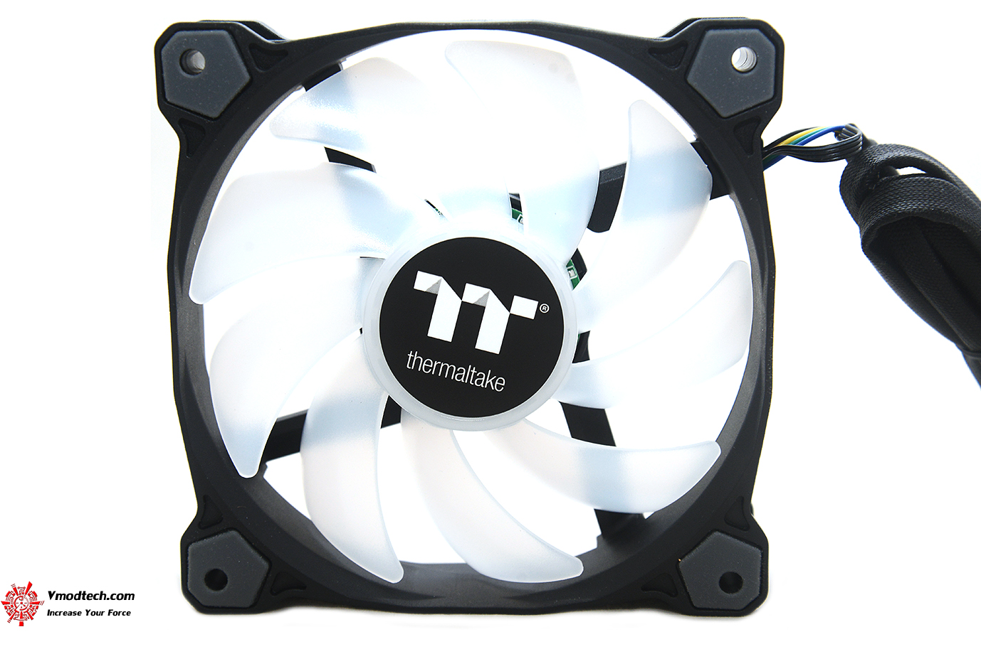 dsc 8852 Thermaltake Pure Plus 12 LED RGB Radiator Fan TT Premium Edition (3 Fan Pack) Review