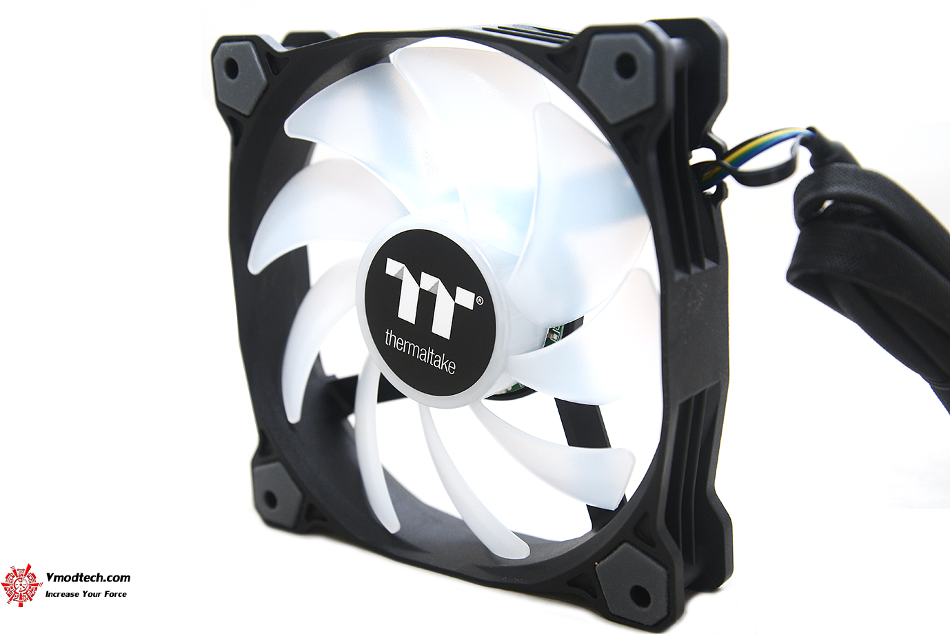 dsc 8864 Thermaltake Pure Plus 12 LED RGB Radiator Fan TT Premium Edition (3 Fan Pack) Review