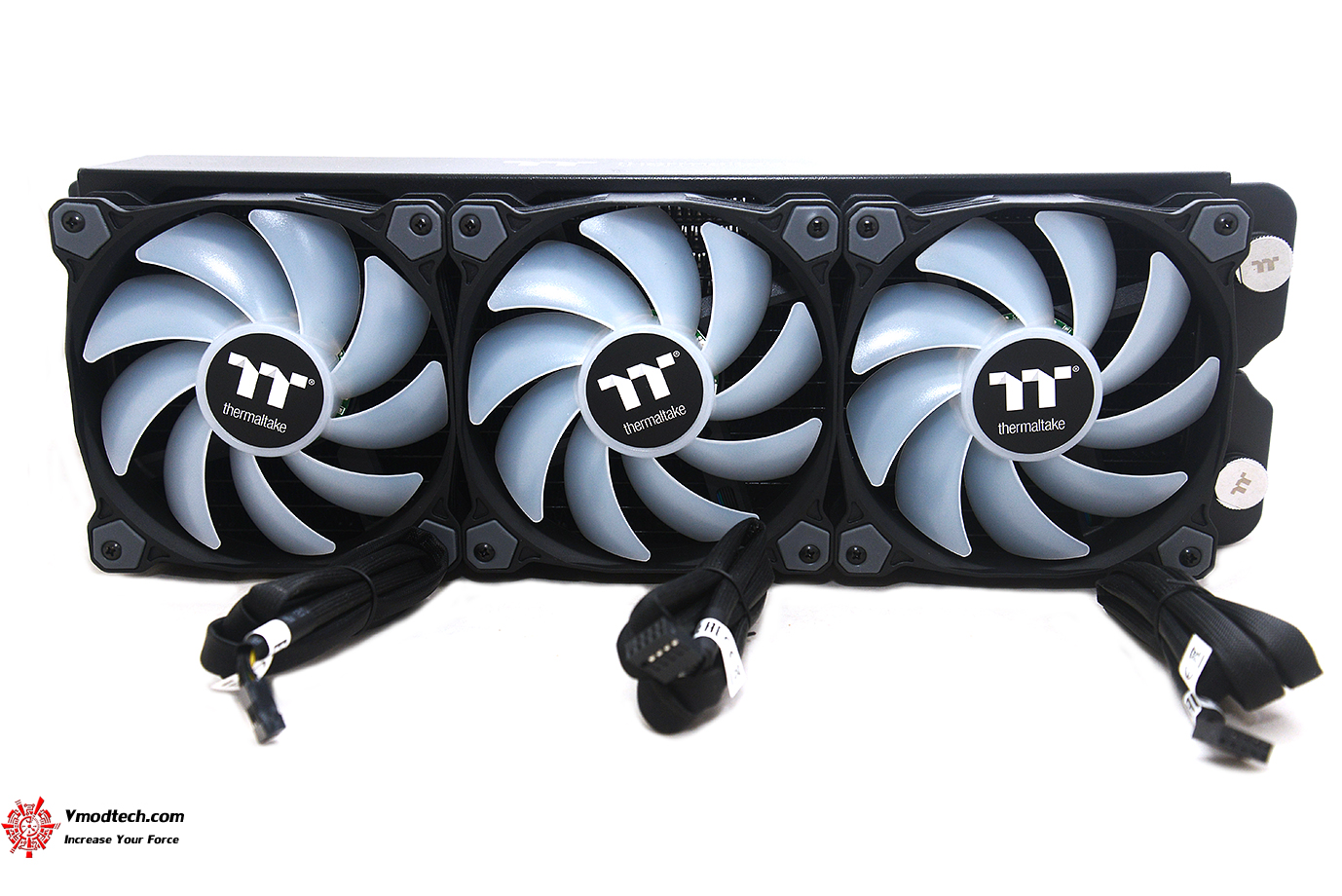 dsc 8865 Thermaltake Pure Plus 12 LED RGB Radiator Fan TT Premium Edition (3 Fan Pack) Review