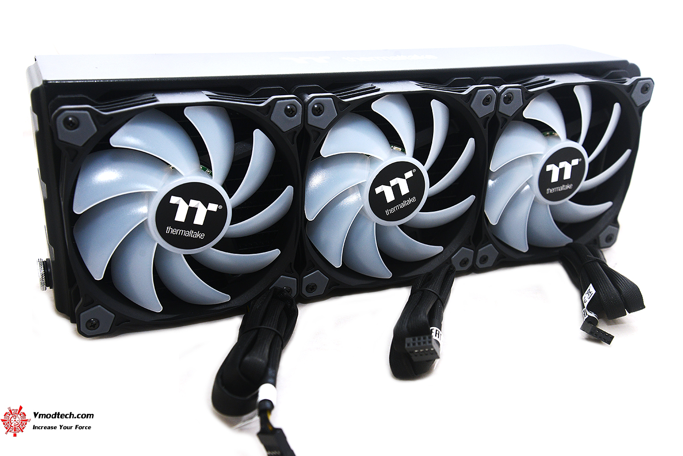 dsc 8879 Thermaltake Pure Plus 12 LED RGB Radiator Fan TT Premium Edition (3 Fan Pack) Review