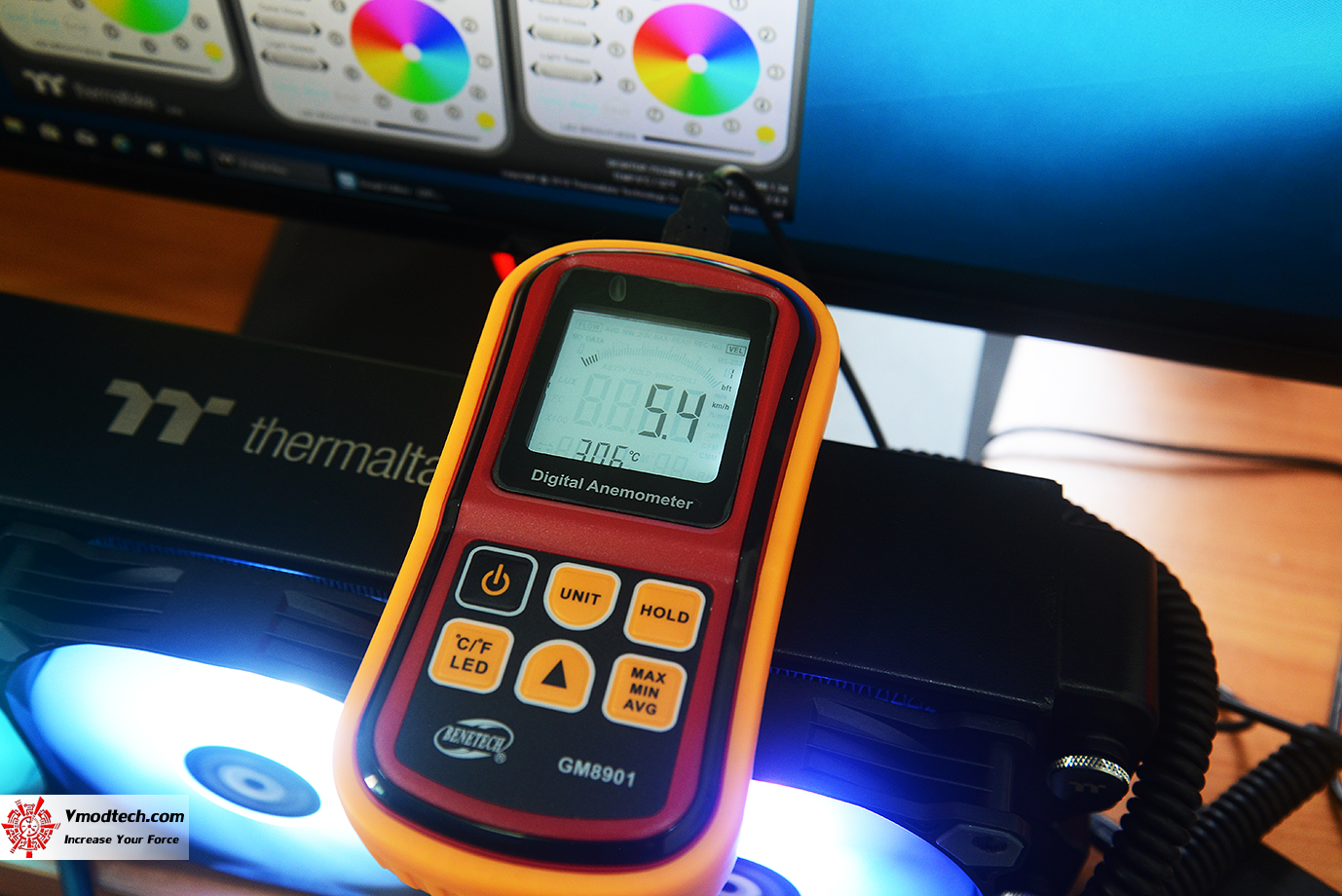 dsc 8943 Thermaltake Pure Plus 12 LED RGB Radiator Fan TT Premium Edition (3 Fan Pack) Review