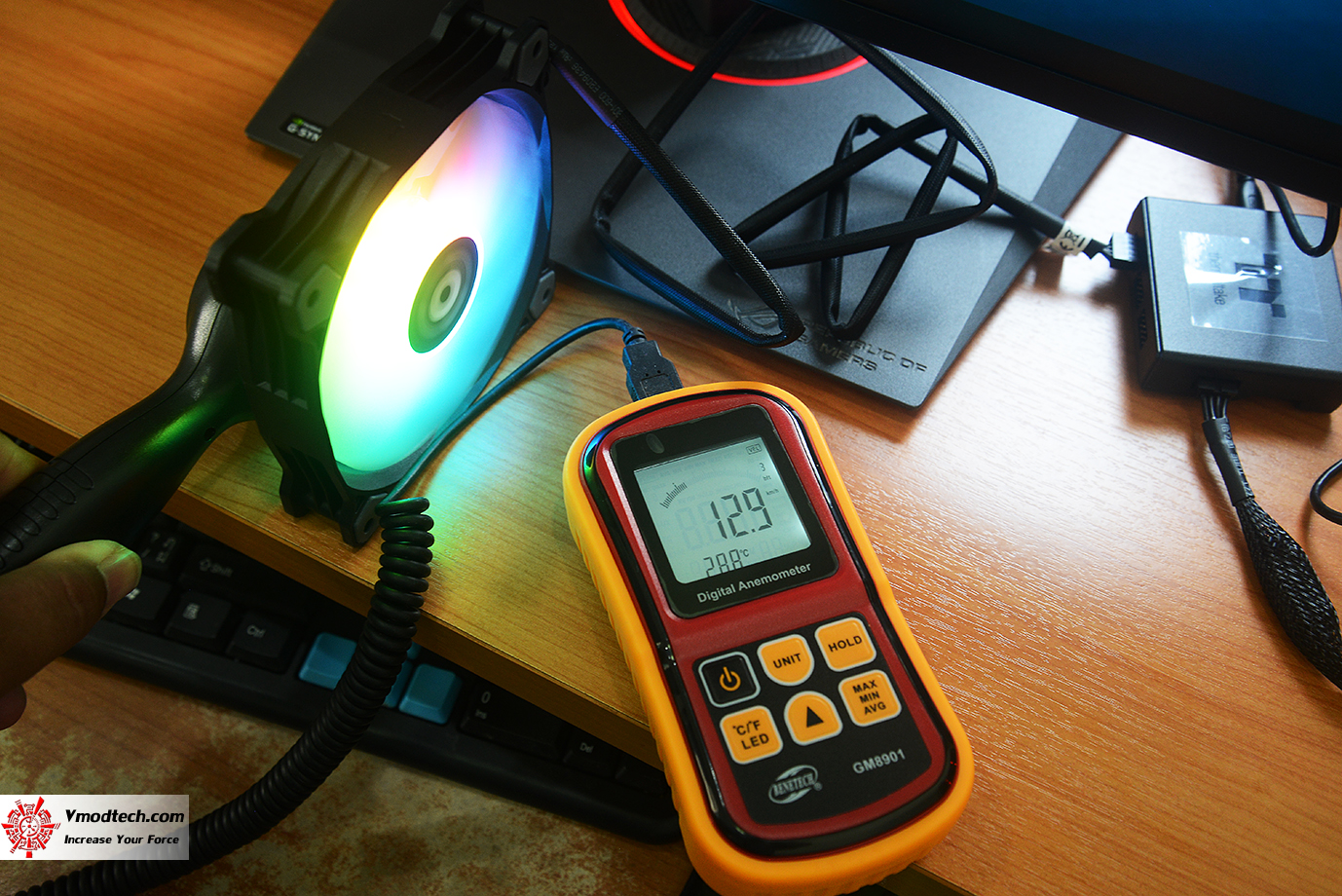 dsc 8974 Thermaltake Pure Plus 12 LED RGB Radiator Fan TT Premium Edition (3 Fan Pack) Review