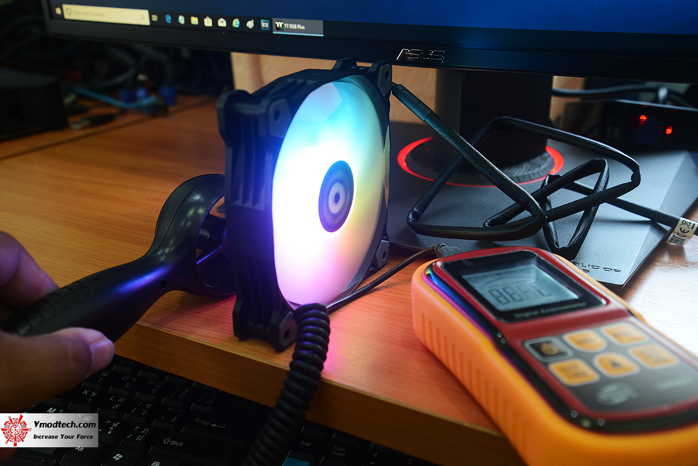 dsc 8983 Thermaltake Pure Plus 12 LED RGB Radiator Fan TT Premium Edition (3 Fan Pack) Review