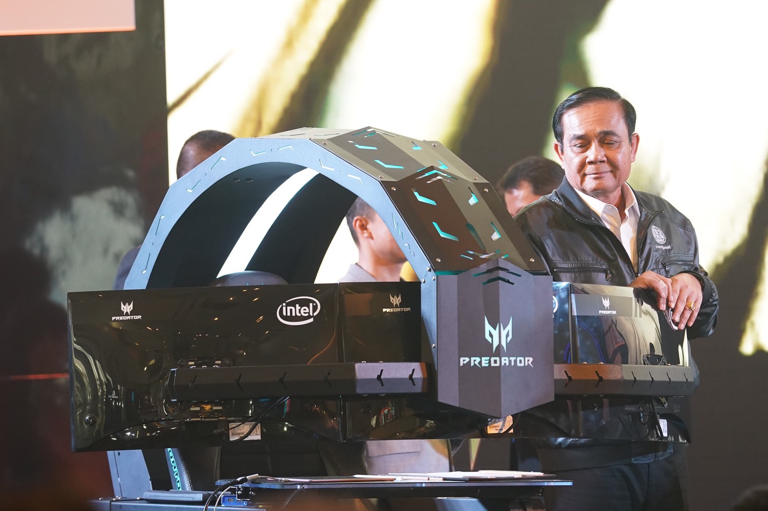 p2 p2 เอเซอร์ นำ Predator Thronos ร่วมเปิดประสบการณ์ใหม่ของการเล่นเกมในงาน Thailand Game Show 2018 ได้รับเกียรติจากนายกรัฐมนตรีนั่งเก้าอี้เกมมิ่งตัวแรกของโลกบนเวทีเพื่อรับฟังแผนพัฒนาทเศรษฐกิจดิจิทัลจาก 4 ตัวแทนคนรุ่นใหม่