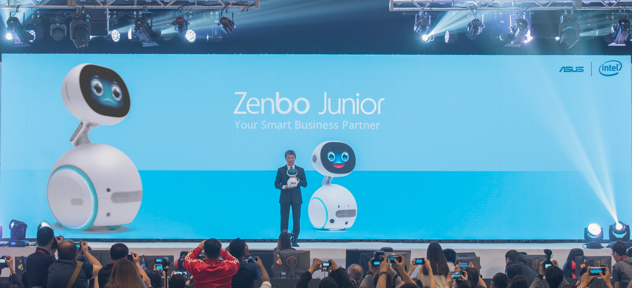 asus corporate vice president jackie hsu presents zenbo junior for the first time at incredible intelligence 2018 press event in malaysia ASUS โชว์นวัตกรรมสินค้าสำหรับการใช้งานในองค์กรธุรกิจ บ้านและการเล่นเกม ที่งาน Incredible Intelligence 2018 ประเทศมาเลเซีย