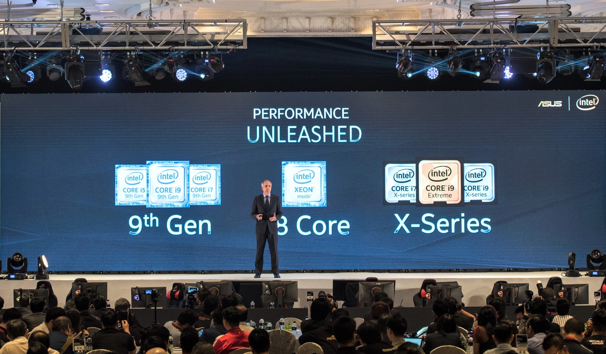 intel vice president sales and marketing group david mccloskey joins on stage to show support for close partnership with asus ASUS โชว์นวัตกรรมสินค้าสำหรับการใช้งานในองค์กรธุรกิจ บ้านและการเล่นเกม ที่งาน Incredible Intelligence 2018 ประเทศมาเลเซีย